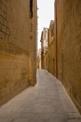 Obraz premium Narrow Alleyway in Mdina