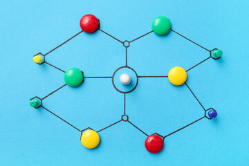 Obraz premium Connected figures on blue background. Link concept
