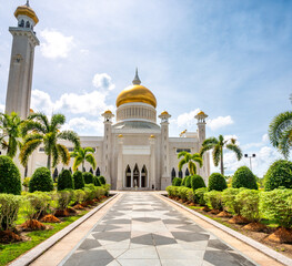 The gardens of the Omar Ali Saifuddien Mosque, Bandar Seri Begawa, Sultanate of Brunei (Negara...