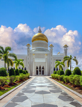 A side entrance to the breathtaking Omar Ali Saifuddien Mosque, Bandar Seri Begawa, Sultanate of Brunei (Negara Brunei Darussalam)