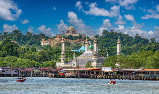 Stunning waterfront of Bandar Seri Begawa, capital of the Sultanate of Brunei (Negara Brunei Darussalam)