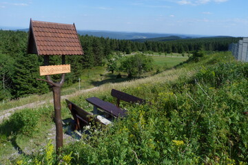 Rastplatz mit Aussicht und Wanderwegweiser auf dem Schneekopf im Th&uuml;ringer Wald