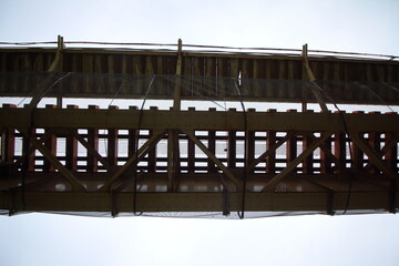 線路の鉄橋を下から