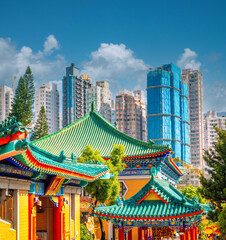 Obraz premium Contrast between a historic taoist temple iwith the modern skyline of Hong Kong, Special administrative region, China
