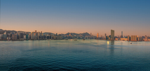 Naklejka premium Sunrise over the iconic skyline of Hong Kong island and Kowloon, Hong Kong, Special administrative region, China