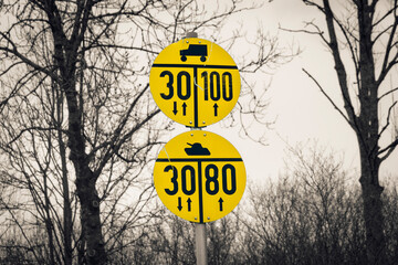 Verkehrszeichen kennzeichnen militärische Lastenklasse