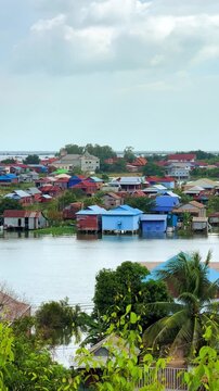 Viewpoint of a flooded fishing village near the Krahom Temple, Cambodia. From the mountain Krahom (Pnom Krom) overlooking the lake Tonlesap. Houses are built on high stilts. Rainy season. 4К