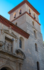 Fototapeta premium Iglesia de san Pedro y san Pablo en la ciudad de Granada, España