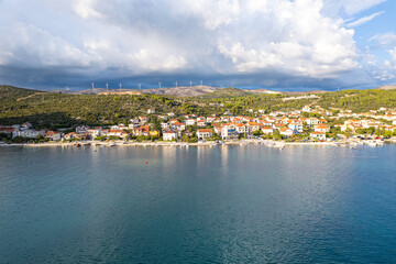 Wybrzeże Chorwacji w klimatycznym momencie pięknych chmur w okolicach Trogiru, wioska z lotu ptaka w lecie. © Franciszek