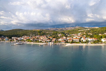 Wybrzeże Chorwacji w klimatycznym momencie pięknych chmur w okolicach Trogiru, wioska z lotu ptaka w lecie. © Franciszek
