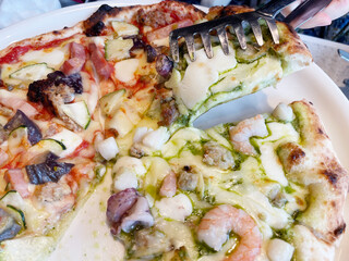 ハーフ&ハーフピザ ジェノベーゼ＆ベーコントマト