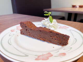 ガトーショコラのホイップクリームソースを添え