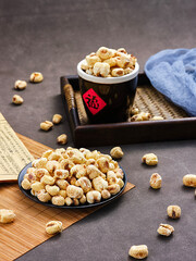 Popcorn, a delicious snack, translates to "Fu"