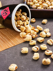 Popcorn, a delicious snack, translates to "Fu"