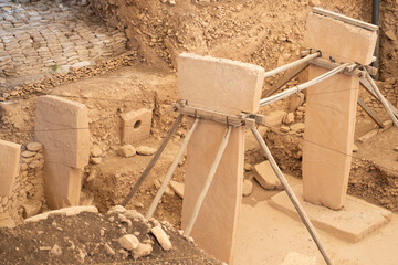 Göbekli tepe excavation revealing t-shaped megalithic pillars and stone enclosures from a pre-pottery neolithic site, one of the world’s oldest known temple complexes © batuhan toker