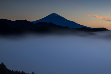 雲海に浮かぶ富士