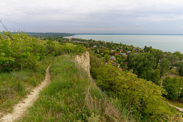 Obraz premium Blick vom Soós-Berg in Balatonkenese über das Ostbecken des Balaton, Ungarn