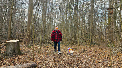Herbstlicher Spaziergang mit Hund 