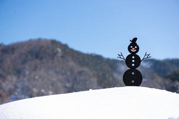 雪山と雪だるま