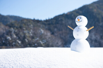 雪山と雪だるま