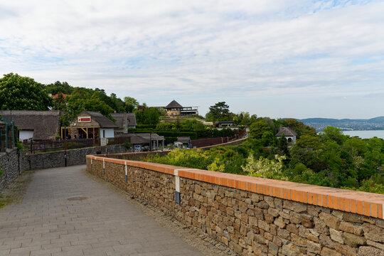 Panorama-Promenade im historischen Ortskern von Tihany auf der Halbinsel Tihany, Nationalpark Balaton-Oberland, Balaton, Ungarn