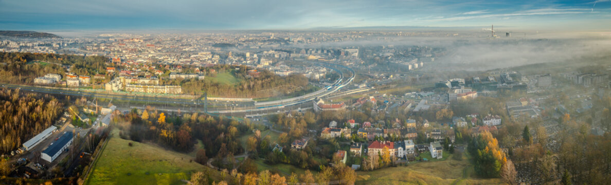 Krak&oacute;w we mgle, poranne mgły, widok z drona Grudzień 2025r