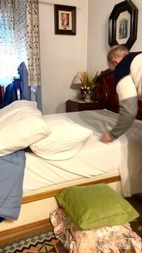 Haciendo la cama en dormitorio time lapse de casa en proceso acelerado a velocidad r&aacute;pida 