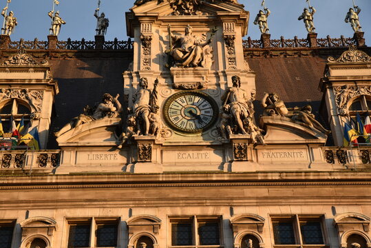 Fa&ccedil;ade&nbsp;orn&eacute;e&nbsp;de&nbsp;statues&nbsp;&agrave;&nbsp;Paris