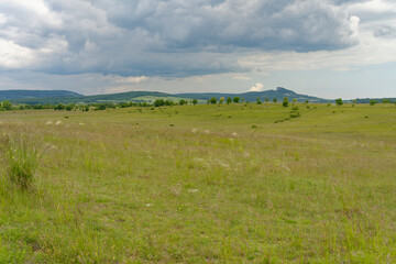 Fototapeta premium Landschaft im Kali-Becken am See Kornyi-to bei Kőveskál, Nationalpark Balaton-Oberland, Balaton, Ungarn