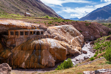 Espectaculares vistas del Puente del Inca, en la ruta 7, provincia de mendoza. Postal de Mendoza. Fondo de Pantalla © Javier