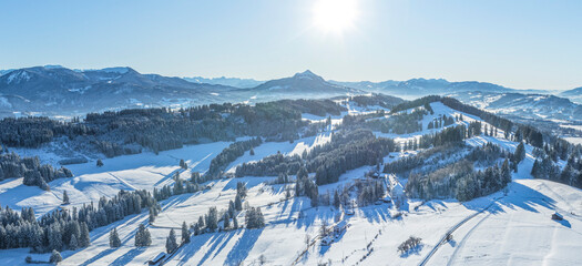 Das verschneite Allgäu bei Mittelberg an einem romantischen Winterabend von oben
