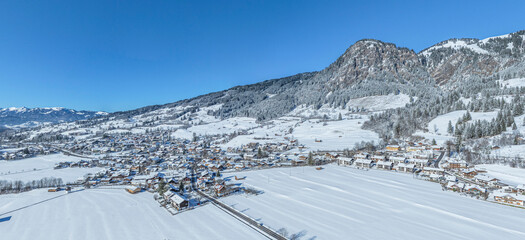 Das Ostrachtal rund um Bad Hindelang bei strahlendem Sonnenschein im Winter