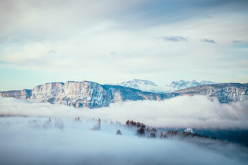 Bergspitze im Nebel