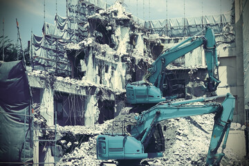 街中のビルの解体現場