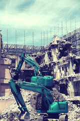 街中のビルの解体現場