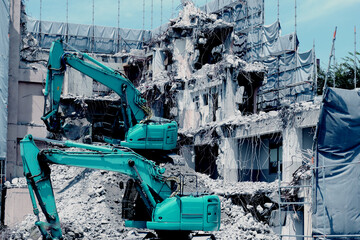 街中のビルの解体現場