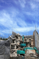 街中のビルの解体現場