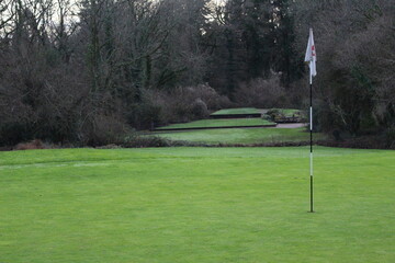 Obraz premium golf course with flag and hole