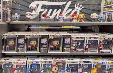 Mu&ntilde;ecos de Funko con sombrero de Santa Claus en la jugueter&iacute;a Juguettos en Legan&eacute;s (Madrid), Espa&ntilde;a, 11 de diciembre de 2025
