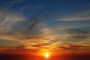 Fototapeta premium Dramatic Cloudy Sky Background with Natural Light and Atmospheric Clouds