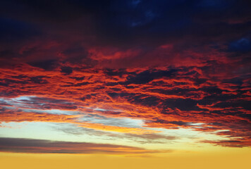 Fototapeta premium Dramatic Cloudy Sky Background with Natural Light and Atmospheric Clouds