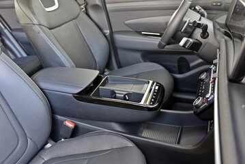Central console of a large sports SUV with sporty characteristics.