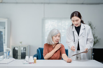 Obraz premium Doctor consulting senior patient about shoulder pain during medical examination