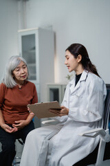 Obraz premium Doctor consulting senior patient regarding healthcare information