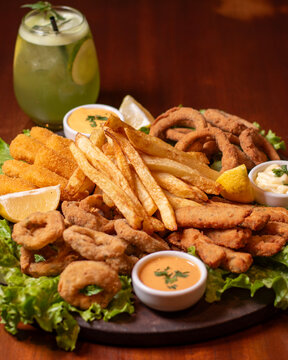 Picada de fritos, rabas, aros de cebolla