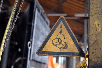 Warnschild in einem historischen Lokschuppen