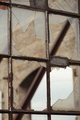 Zerbrochene alte Fensterscheibe in einem historischen Bahnbetriebswerk