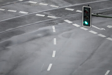 Strasse mit blauer Ampel