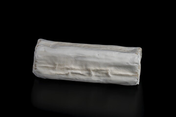 buche de fromage de ch&egrave;vre enti&egrave;re sur fond noir
