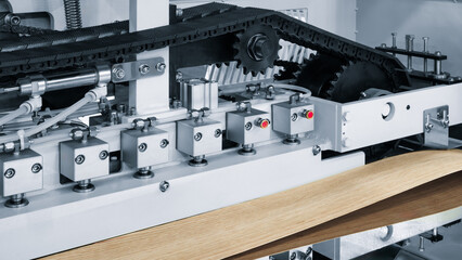 Industrial machine for sawing wood into thin strips of natural veneer for the production of furniture panels with natural veneer of valuable wood species